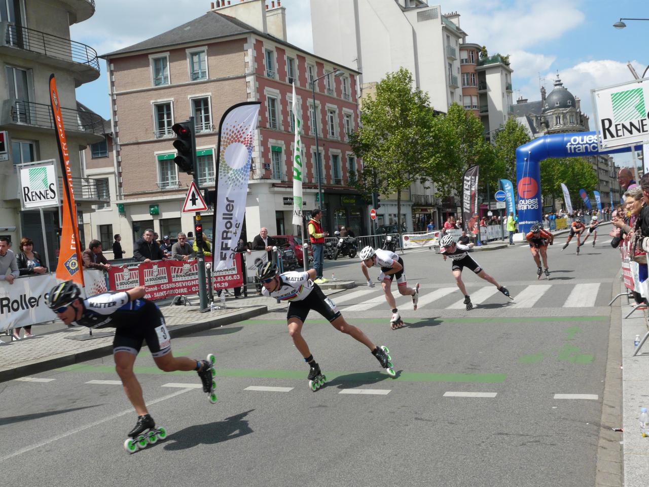 Le début du peloton masculin, catégorie Elite.