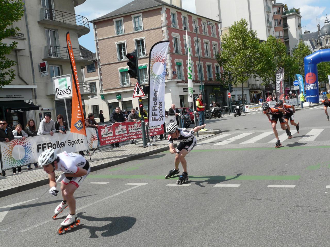 Le peloton à plus de 50km/h sur la ligne !