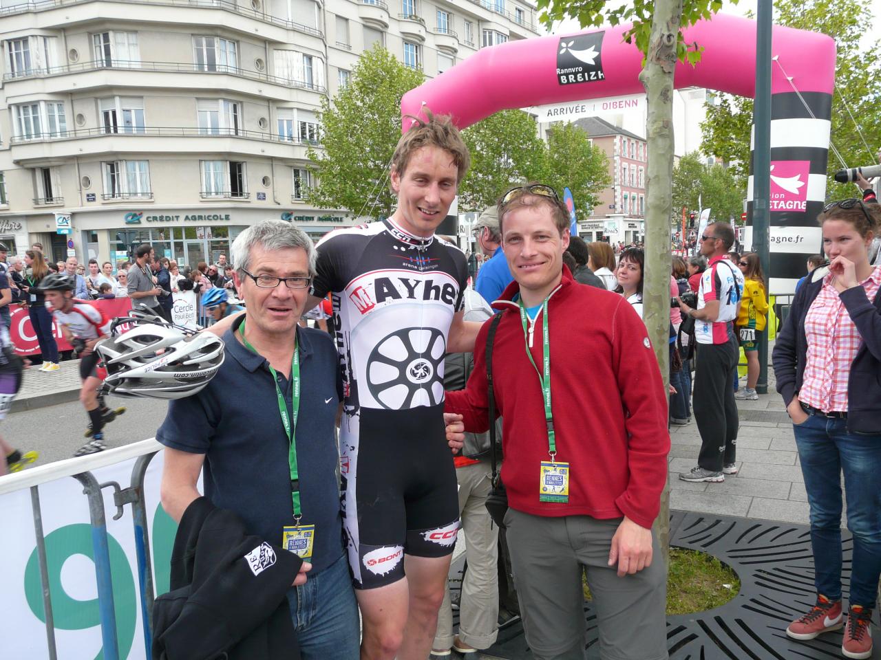 Alexis accepte de poser en compagnie des kinés de l'AKSO