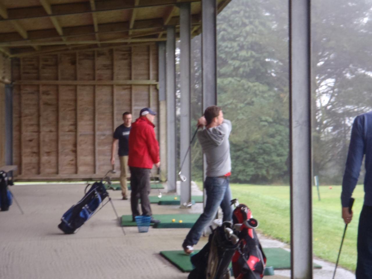 Le swing du golf recquiert une parfaite maîtrise technique